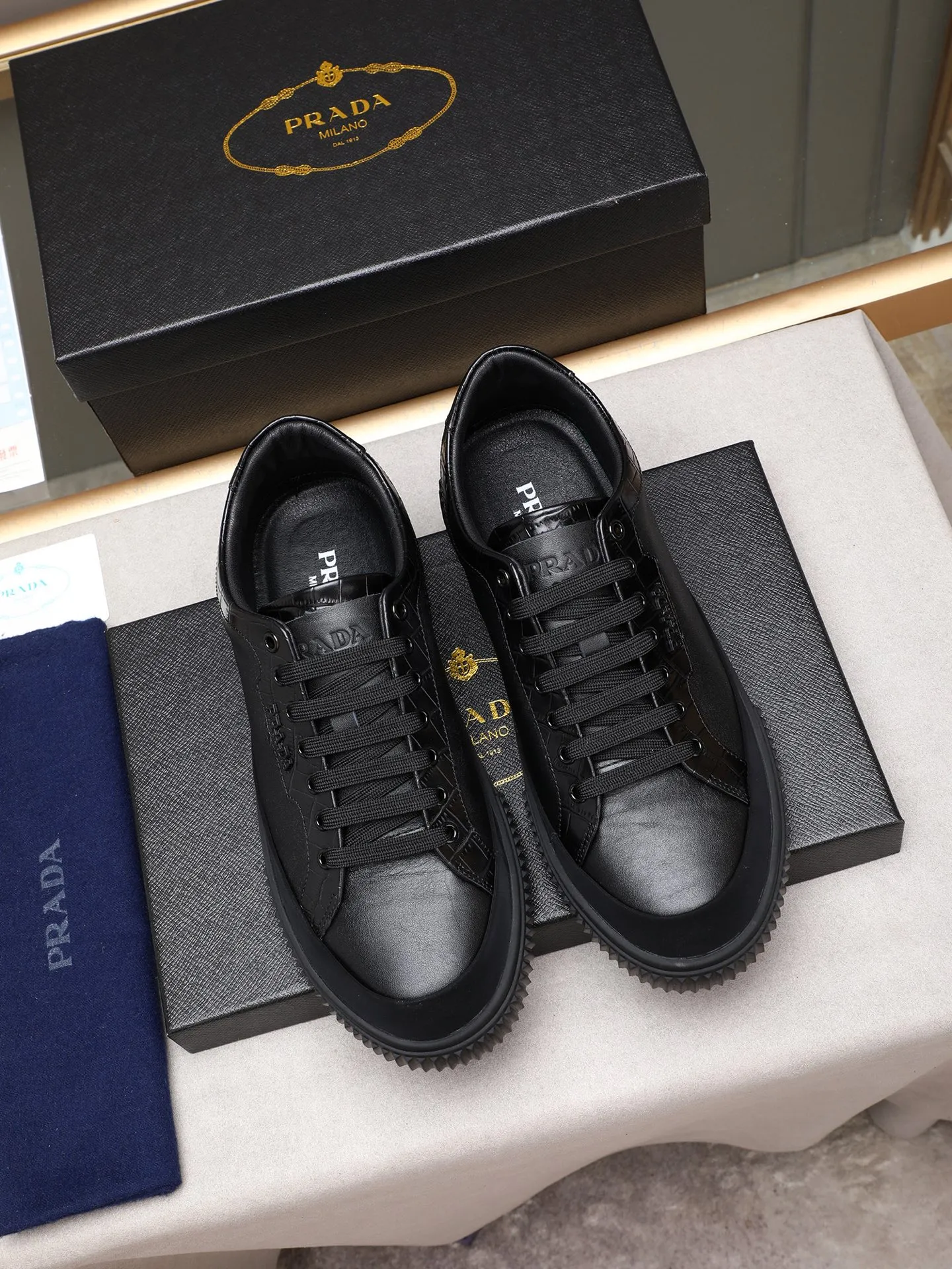 Men's shoes💰420💰 Brand: PRADA (Prada) Standard code: Men's code 38–44 (45 can be customized) Material: Original cowhide, breathable sheep lining Special outsole Style category: Men's fashionable casual sneakers Low-key luxury! Color: actual picture color